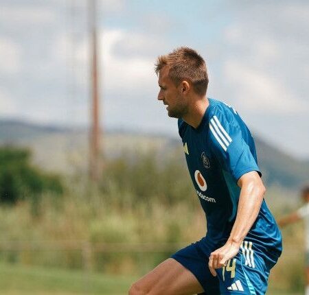 From Kiwi to Buccaneer: De Jong Targets League Glory for Pirates